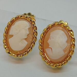 * vintage carved shell cameo earrings gold tone oval clip on